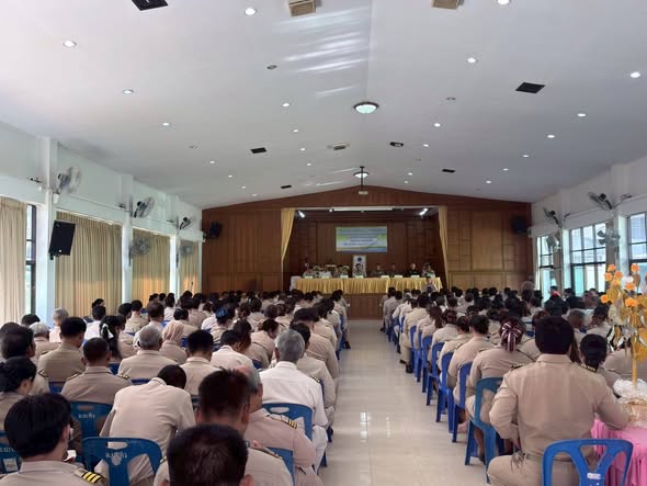นางสาวกีรติ ยอดทอง นักจัดการงานทะเบียนและบัตรชำนาญการ เข้าร่วมประชุมหัวหน้าส่วนราชการ