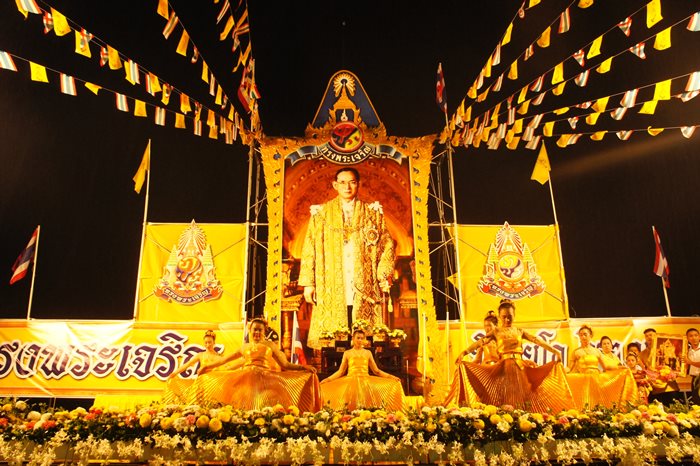 เทศบาลตำบลสะพลี ร่วมกับหน่วยงาน<br>ภาครัฐและเอกชนในตำบลสะพลี<br>จัดกิจกรรมวันพ่อแห่งชาติประจำปี 2558<br> ณ ลานด้านหน้าสำนักงานเทศบาลตำบลสะพลี