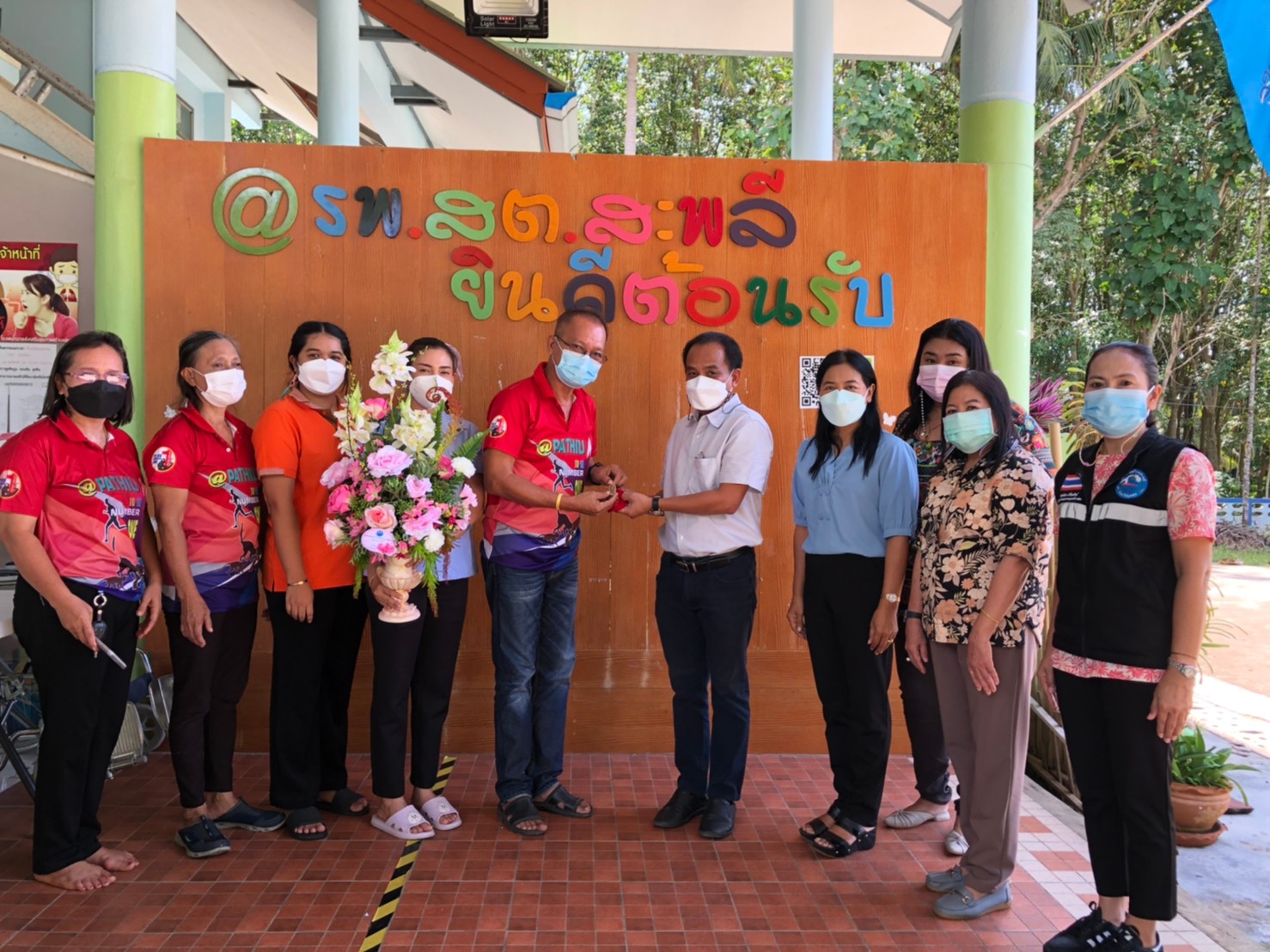 วันที่ 30 กันยายน 2564 เวลา 09.30 น. นายกฤษฎา  โลพิศ นายกเทศมนตรีตำบลสะพลี พร้อมด้วยนางเอื้องพร อำไพรัตน์ รองนายกเทศมนตรี และเจ้าหน้าที่เทศบาล ได้เดินทางไปมอบของที่ละลึกเกษียณอายุราชการ ของคุณอาคม  นิลภักดิ์ ผู้อำนวยการโรงพยาบาลส่งเสริมสุขภาพตำบลสะพลี ณ โรงพยาบาลส่งเสริมสุขภาพตำบลสะพลี